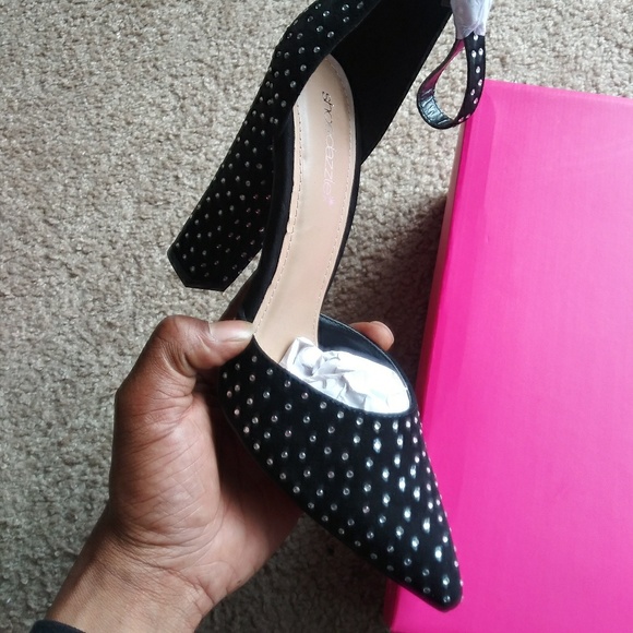 Zana Pump - Picture 1 of 2